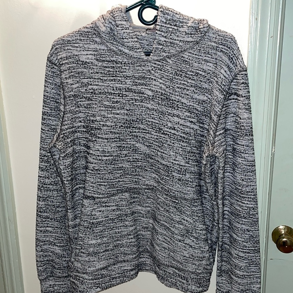 Vince Sweater w/hood and front pockets. Size S